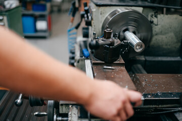 Ein Mechaniker an einer Maschine