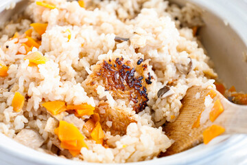 土鍋で炊いた炊き込みご飯　ナチュラルなイメージ