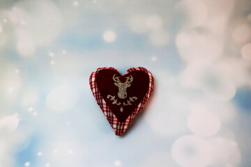 Obraz premium heart with reindeer horns isolated on snow background christmas