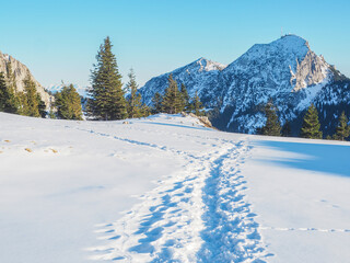 Fototapeta premium Winterwandern in Bayern - Blick auf den Wendelstein