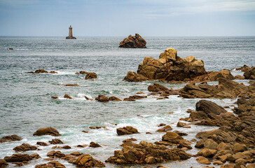 Fototapeta na wymiar Küstenlinie bei Porspoder, Bretagne, Finistère mit Blick auf den Leuchtturm du Four