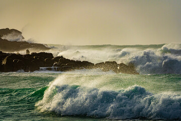 stürmisches, tosendes, aufgewühltes Meer mit hohen Wellen und Gischt in den Klippen an der Pointe de la Torche, Frankreich, Bretagne, Finistère