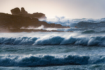 stürmisches, tosendes, aufgewühltes Meer mit hohen Wellen und Gischt in den Klippen an der Pointe...