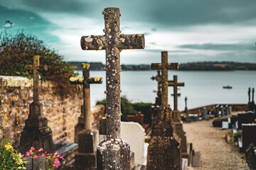 F, Bretagne, Finistère, Landévennec, alstes bretonisches Steinkreuz auf dem Friedhof, dahinter das Meer