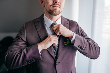 Br&auml;utigam bei den Vorbereitungen