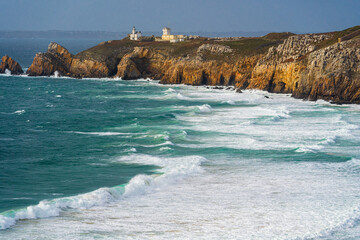 F, Bretagne, Finistère, Pointe de Toulinguet, Leuchtturm und Sémaphore auf dem Felssporn im Atlantik