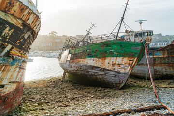 F, Bretagne, Finistère, Camaret-sur-Meer, Schiffsfriedhof im Hafen