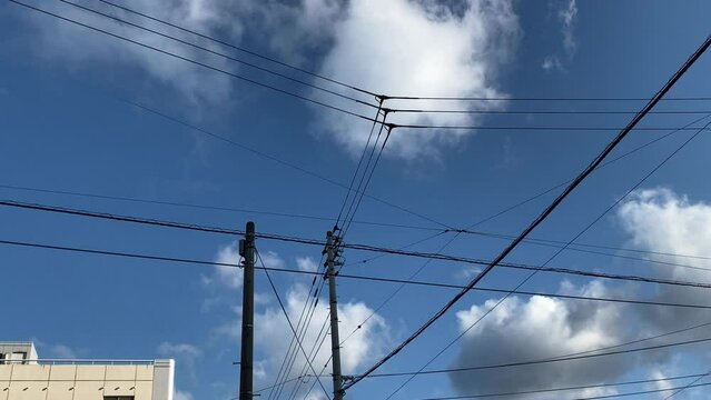 電信柱と電線　青空に雲が流れる