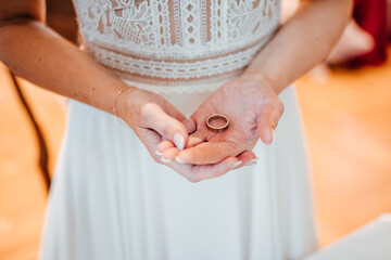 Ein Braut h&auml;lt Ringe in der Hand