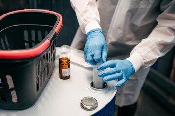 Wareneingang eines Rohstoffes - Probennahme aus einem Fass