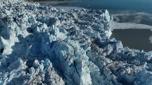 texturas e icebergs del glaciar eqi en groenlandia