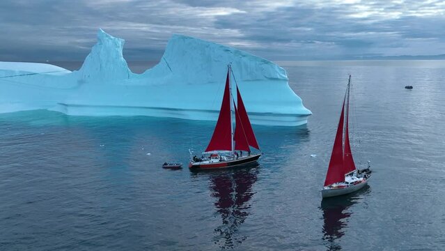 barco navegando cerca de grandes icebergs.