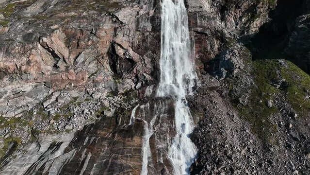Gran cascada de deshielo desde lago de monta&ntilde;a