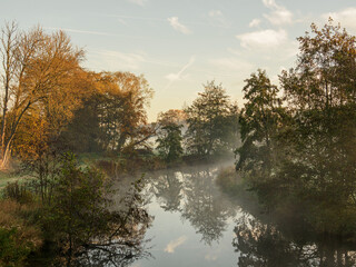 Herbstmorgen an einem Fluß im Münsterland