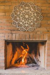 Madeiras pegando fogo em lareira no inverno