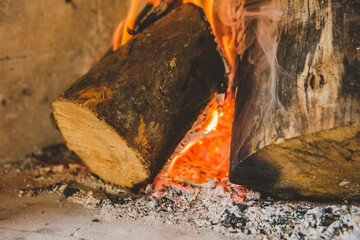 Madeiras pegando fogo em lareira no inverno
