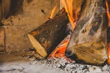 Madeiras pegando fogo em lareira no inverno