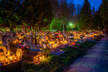 Znicze na grobach na cmentarzu