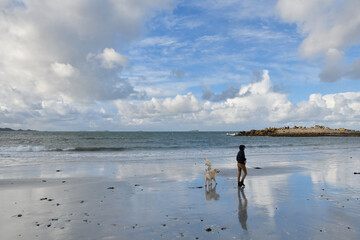 Des gens qui marchent sur une plage de Bretagne en automne