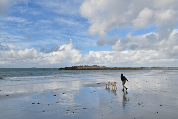 Des gens qui marchent sur une plage de Bretagne en automne