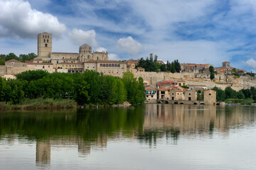 Fototapeta na wymiar vista de la ciudad medieval de Zamora en el norte de España