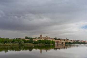 Fototapeta na wymiar vista de la ciudad medieval de Zamora en el norte de España