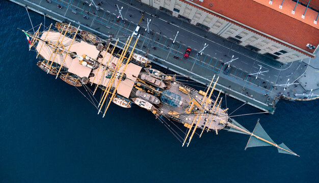 Nave scuola Amerigo Vespucci nel porto di Genova vista drone