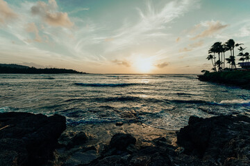 Blick über eine Bucht im Pazifik auf der Insel Oahu zum Sonnenuntergang, North Shore
