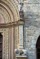 Colonna scolpita a lato portone delle arti, Palazzo dei Priori Perugia
