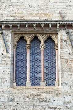 Trifora stile gotico su facciata Palazzo dei Priori, Perugia