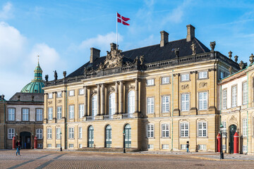 Fototapeta na wymiar amalienborg castle in copenhagen, denmark