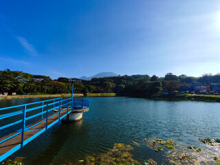 Obraz premium Beautiful landscape view of lake and mountain with clear blue sky in the morning