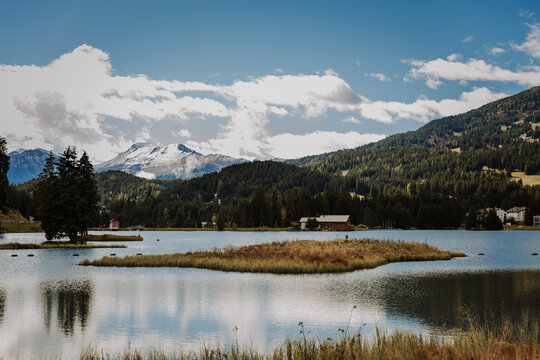 Lenzerheide See in der Schweiz mit Panoramaaussicht auf Berge