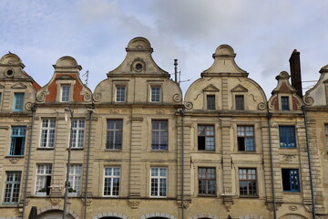 Fototapeta na wymiar Bâtiment typique, vu de l'extérieur, ville de Arras, département du Pas de Calais, France