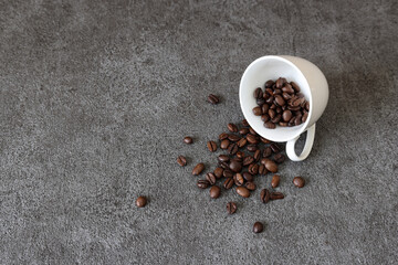 コーヒー豆とコーヒーカップ