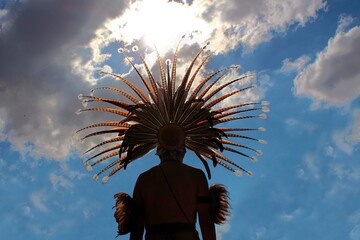 Fotografía Danzante Prehispánico Azteca Con Penacho En Fondo Cielo
