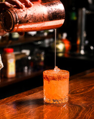 verter vodka en el vaso