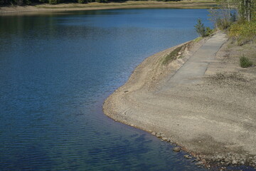 See in Form einer Talsperre zur Speicherung von Trinkwasser