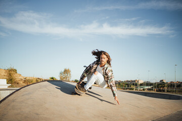 Skater drifting on a ramp. He is at a skate park practicing surfskating © Pablo Rasero