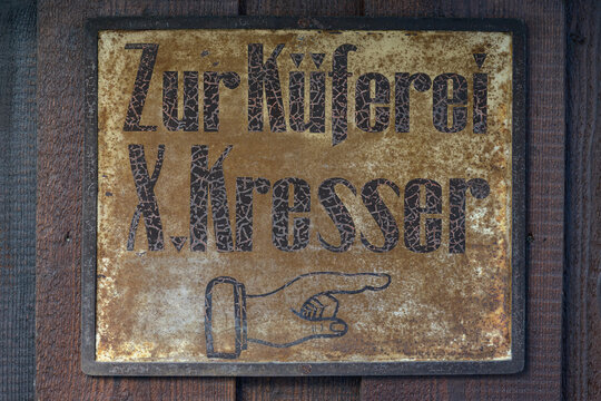 Historisches Hinweisschild K&uuml;ferei, Piktogramm Zeigegeste, verwittert