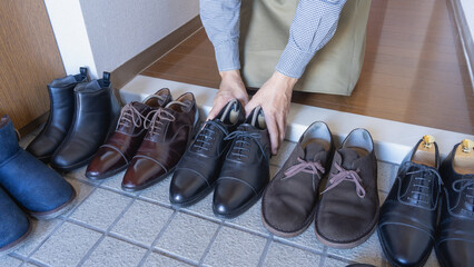玄関で靴を並べる・整理整頓する人