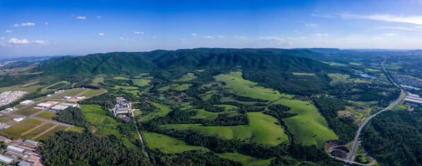 Serra do Japi, vista área sobre Cabreuva, SP. Novembro 2022