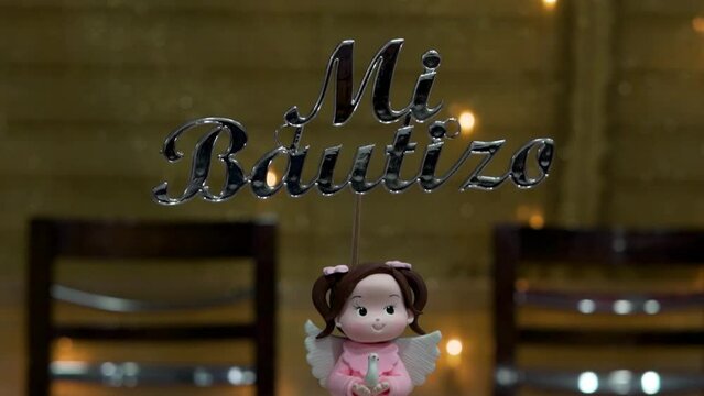 Torta de bautizo de ni&ntilde;a con fondo de efecto bokeh