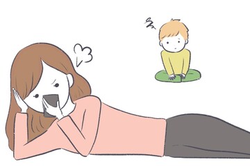 育児に疲れてスマホで気分転換する母親と不機嫌な子ども
