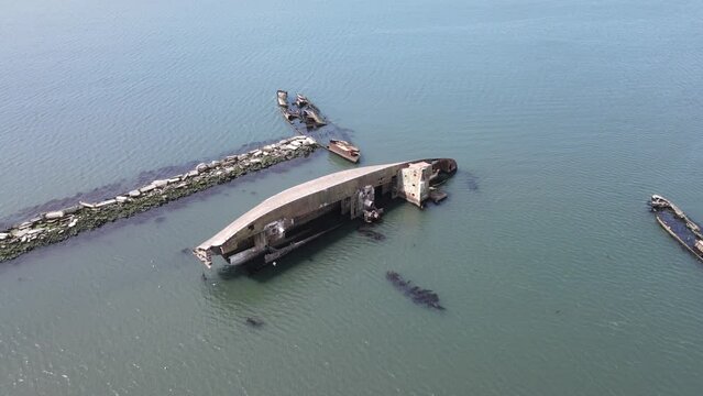 barco undido oxidado en borde costero abandonado destruido 