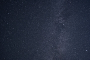 山間から見える夏の終わりの天の川とたくさんの星