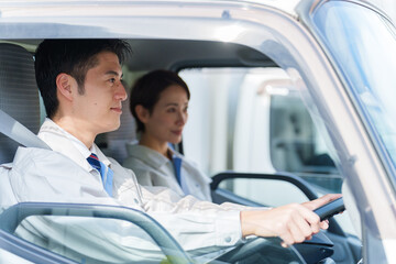 トラックを運転する男性