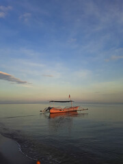 Obraz premium Amazing sunrise at lovina beach in Blai, Indonesia.