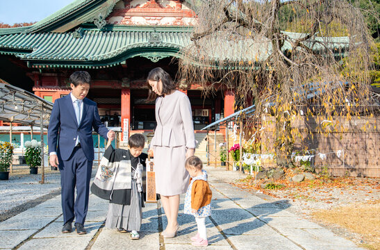 「3兄弟」の画像 - 34,219 件の Stock 写真、ベクターおよびビデオ | Adobe Stock