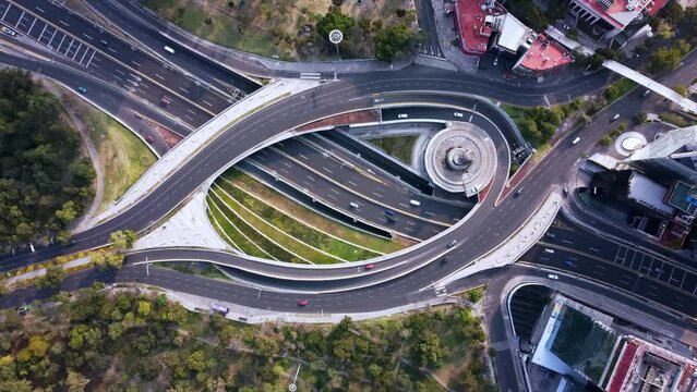 Una vista superior sobre Fuente de Petr&oacute;leos de la Ciudad de M&eacute;xico